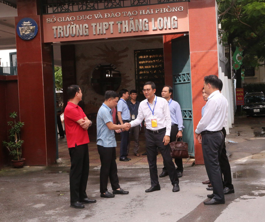 Ông Bùi Văn Kiệm- Giám đốc Sở GD&ĐT Hải Phòng động viên cán bộ, giáo viên tại các trường đặt Điểm thi. Ông Bùi Văn Kiệm- Giám đốc Sở GD&ĐT Hải Phòng động viên cán bộ, giáo viên tại các trường đặt Điểm thi.