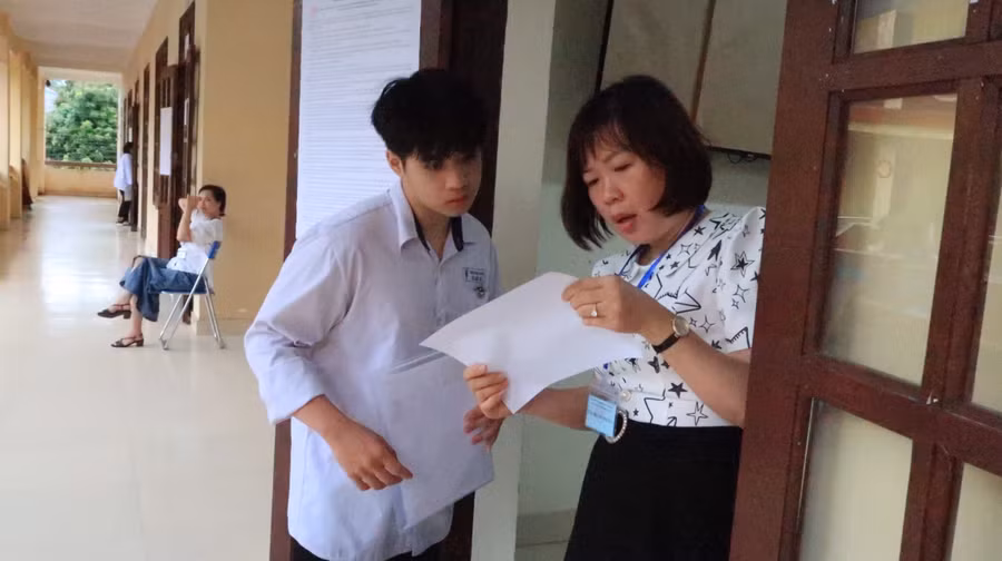 Thí sinh làm thủ tục tại phòng thi.