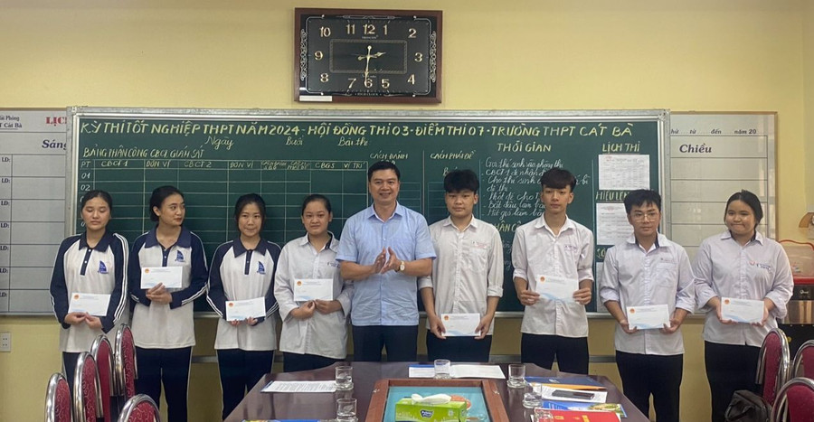 Chủ tịch UBND huyện Cát Hải Bùi Tuấn Mạnh tặng quà cho học sinh có hoàn cảnh khó khăn. Chủ tịch UBND huyện Cát Hải Bùi Tuấn Mạnh tặng quà cho học sinh có hoàn cảnh khó khăn.