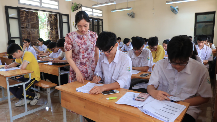 Học sinh lớp 12, Trường THPT Nguyễn Trãi đang ôn tập cho kì thi tốt nghiệp 2024. Học sinh lớp 12, Trường THPT Nguyễn Trãi đang ôn tập cho kì thi tốt nghiệp 2024.