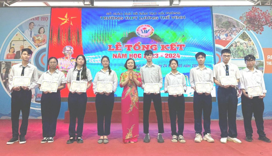 Hiệu trưởng Trường THPT Lương Thế Vinh biểu dương học sinh đạt thành tích cao.