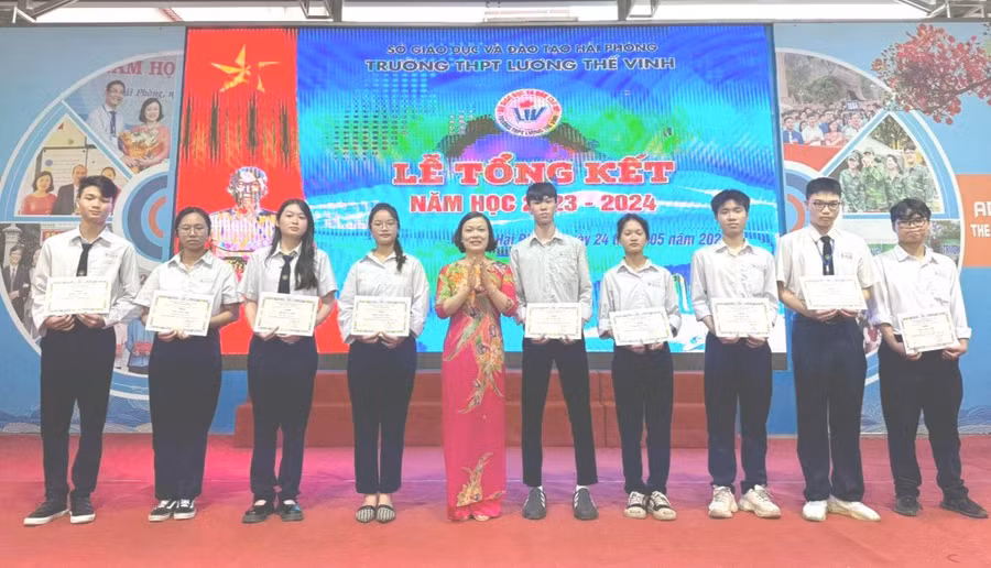 Hiệu trưởng Trường THPT Lương Thế Vinh biểu dương học sinh đạt thành tích cao.