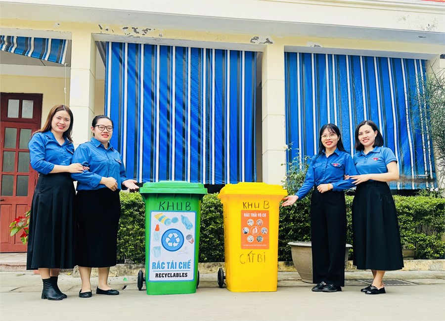 Chi đoàn giáo viên tiên phong phân loại rác thải tại trường học. Chi đoàn giáo viên tiên phong phân loại rác thải tại trường học.