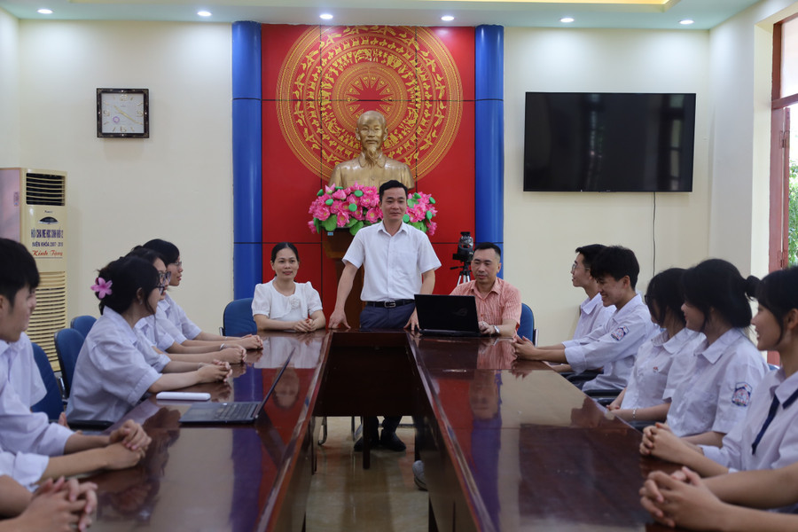 Thầy Vương Văn Huy- Phó Hiệu trưởng Trường THPT An Lão cùng cán bộ văn phòng, giáo viên môn Tin học thông tin về việc nhập dữ liệu, hồ sơ tuyển sinh đến các lớp. Thầy Vương Văn Huy- Phó Hiệu trưởng Trường THPT An Lão cùng cán bộ văn phòng, giáo viên môn Tin học thông tin về việc nhập dữ liệu, hồ sơ tuyển sinh đến các lớp.
