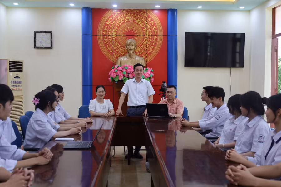 Thầy Vương Văn Huy- Phó Hiệu trưởng Trường THPT An Lão cùng cán bộ văn phòng, giáo viên môn Tin học thông tin về việc nhập dữ liệu, hồ sơ tuyển sinh đến các lớp.