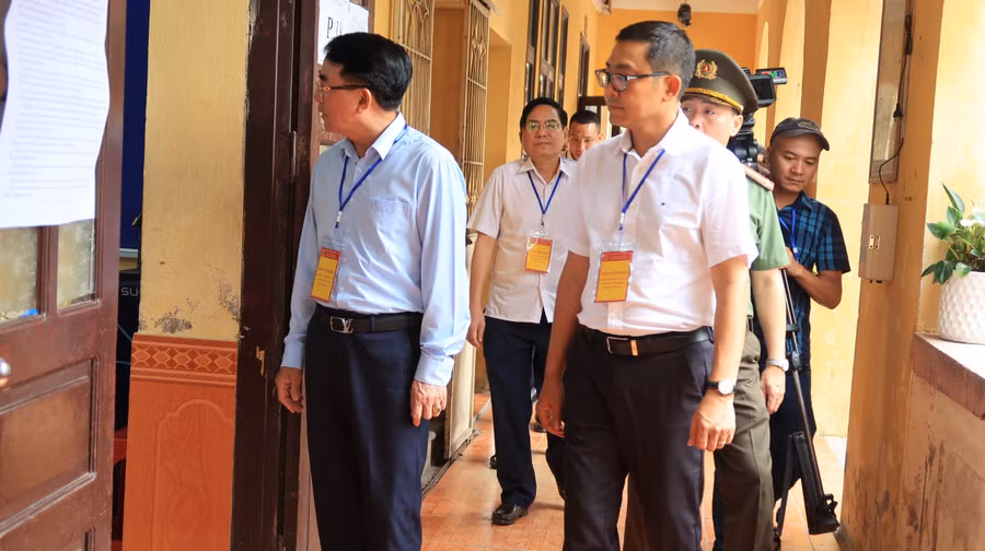 Lãnh đạo thành phố kiểm tra công tác thi vào lớp 10 tại điểm thi Trường THPT Lê Chân.