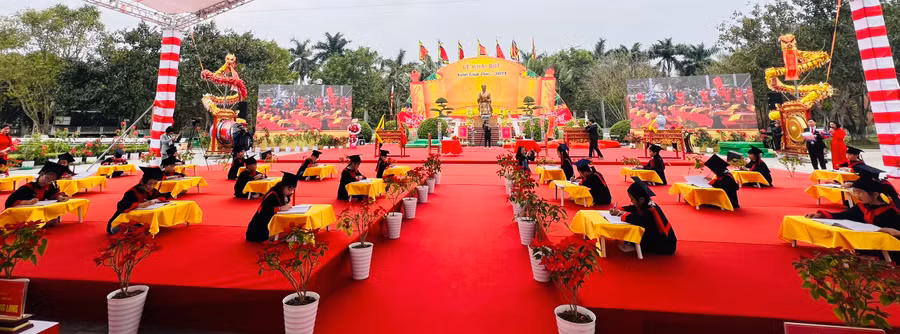 Lễ Khai bút đầu năm tại Đền thờ Trạng trình Nguyễn Bỉnh Khiêm, huyện Vĩnh Bảo.