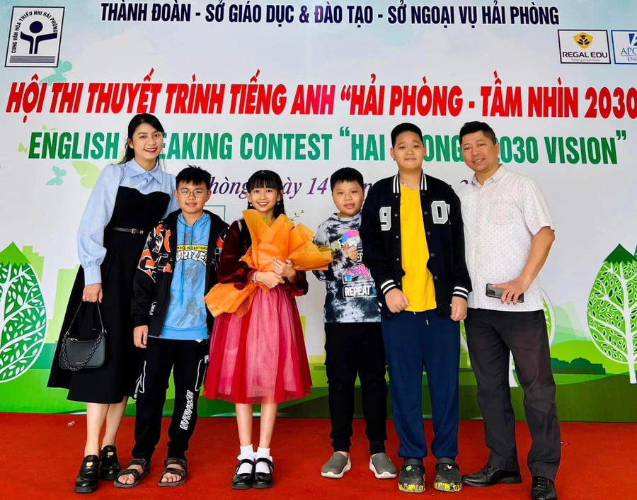 Quỳnh Chi (váy đỏ) trong Hội thi thuyết trình bằng Tiếng Anh.