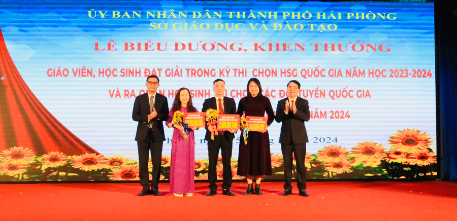 Lãnh đạo thành phố Hải Phòng biểu dương 3 Trường có học sinh đạt giải trong Kì thi chọn HSG quốc gia. Lãnh đạo thành phố Hải Phòng biểu dương 3 Trường có học sinh đạt giải trong Kì thi chọn HSG quốc gia.