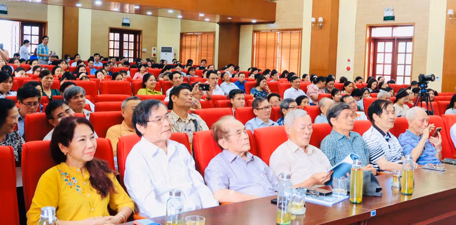 Cán bộ, giáo viên tham dự chương trình.