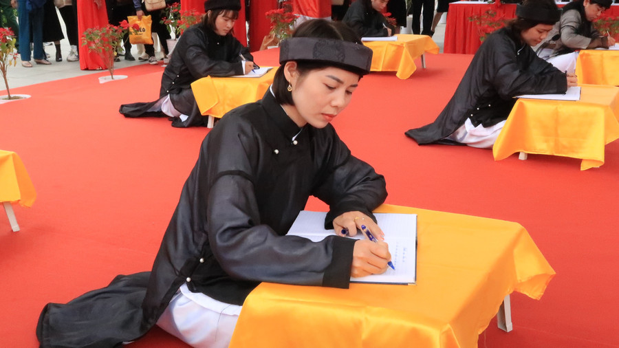 Giáo viên tiêu biểu tại các trường học nắn nót nét chữ khai Xuân.