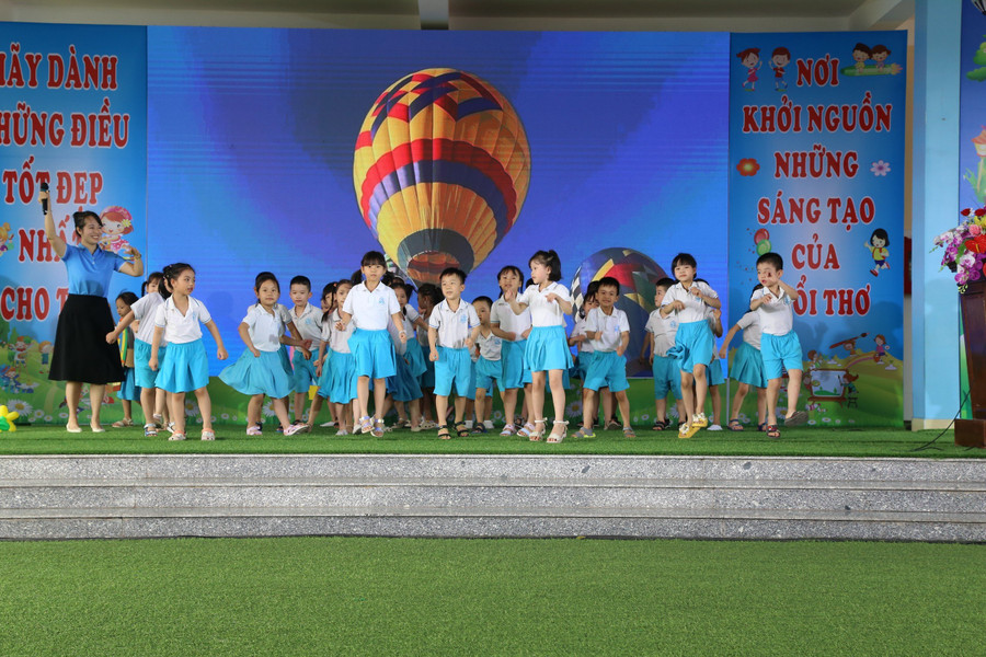 "Ngày hội khinh khí cầu chào hè 2024" của cô trò Trường mầm non Nhi Đức. "Ngày hội khinh khí cầu chào hè 2024" của cô trò Trường mầm non Nhi Đức.