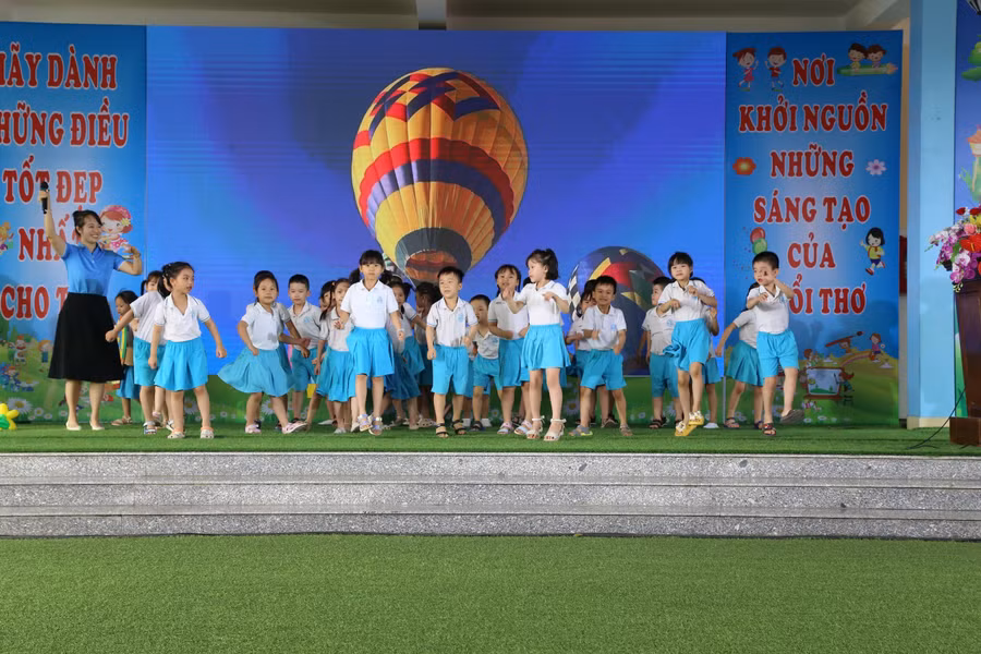 "Ngày hội khinh khí cầu chào hè 2024" của cô trò Trường mầm non Nhi Đức.