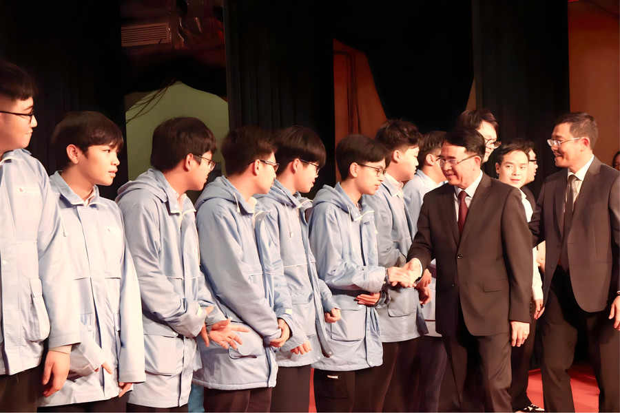 Lãnh đạo TP Hải Phòng chúc mừng và động viên các đội tuyển trước Kì thi. Lãnh đạo TP Hải Phòng chúc mừng và động viên các đội tuyển trước Kì thi.