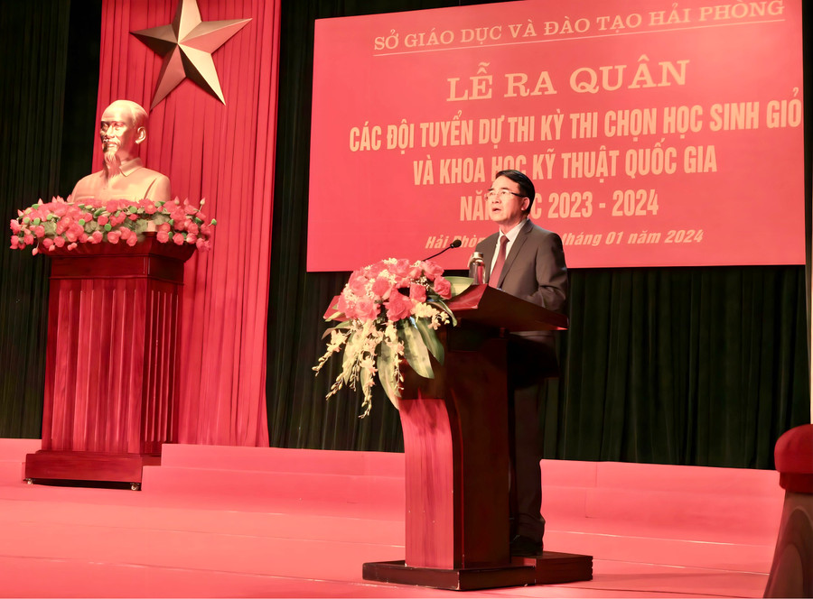Ông Lê Khắc Nam- Phó Chủ tịch UBND TP Hải Phòng ghi nhận những thành tích của Ngành Giáo dục Hải Phòng trong năm học vừa qua. Ông Lê Khắc Nam- Phó Chủ tịch UBND TP Hải Phòng ghi nhận những thành tích của Ngành Giáo dục Hải Phòng trong năm học vừa qua.