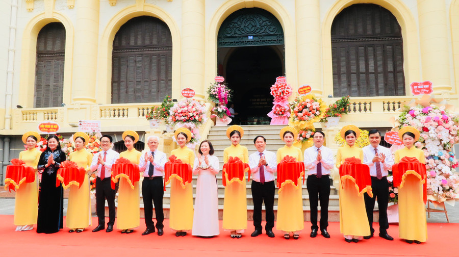 Lãnh đạo thành phố và đại diện lãnh đạo Sở, ngành cắt băng Khai mạc sự kiện trưng bày “Bảo vật quốc gia – Sưu tập An Biên”. Lãnh đạo thành phố và đại diện lãnh đạo Sở, ngành cắt băng Khai mạc sự kiện trưng bày “Bảo vật quốc gia – Sưu tập An Biên”.