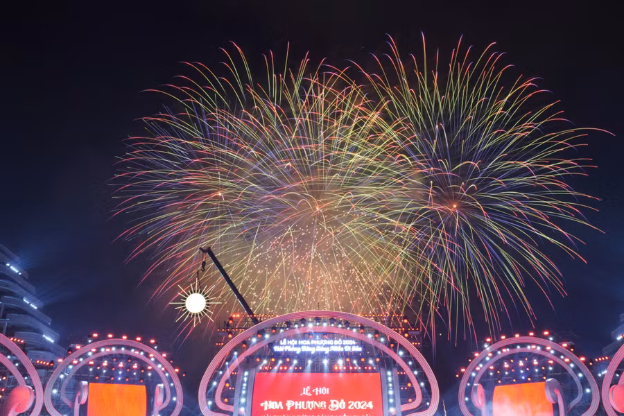 Màn pháo hoa rực rỡ sắc màu mang đến ấn tượng đặc biệt cho nhân dân, du khách.