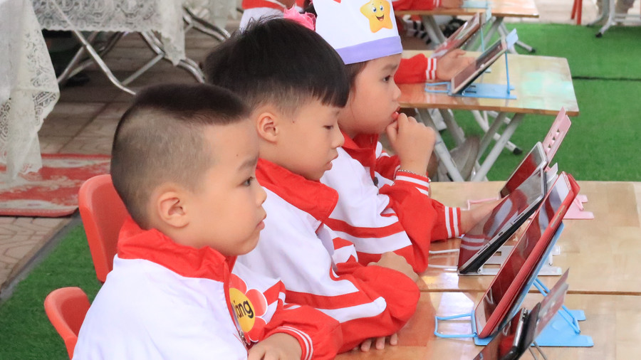 Trẻ tương tác với giáo viên qua phần mềm ứng dụng để trả lời câu hỏi.