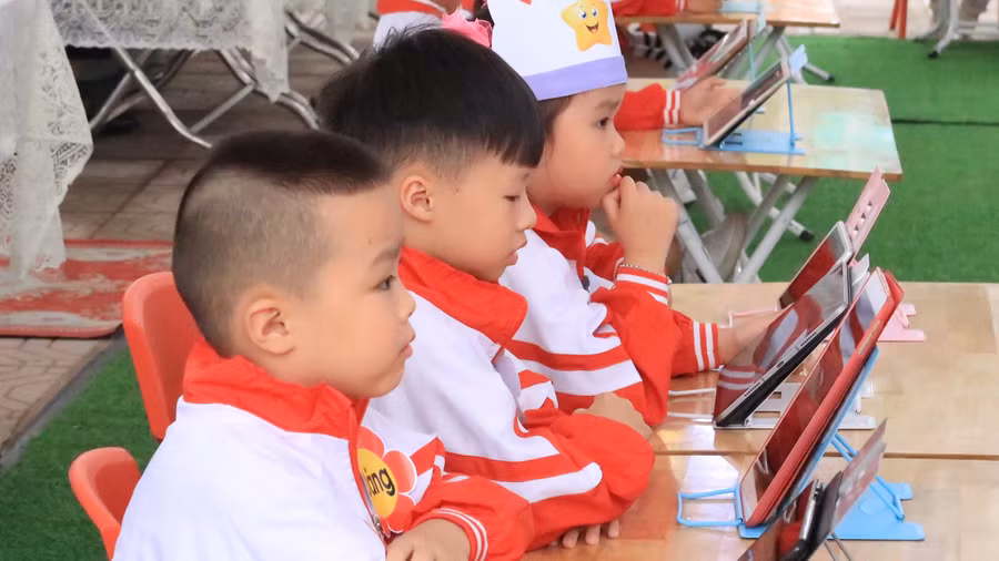 Trẻ tương tác với giáo viên qua phần mềm ứng dụng để trả lời câu hỏi.