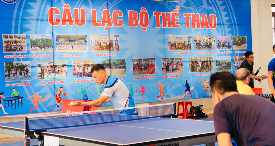 Giải Bóng bàn nam được tổ chức tại Trường THPT Mạc Đĩnh Chi.