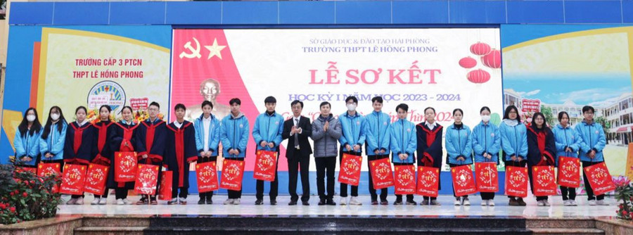 Học sinh vượt khó vươn lên trong học tập nhận quà từ lãnh đạo nhà trường. Học sinh vượt khó vươn lên trong học tập nhận quà từ lãnh đạo nhà trường.