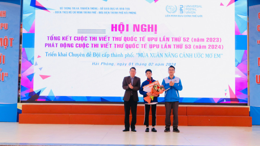 Lãnh đạo Sở Thông tin và Truyền thông, Thành đoàn Hải Phòng trao tặng quà cho học sinh. Lãnh đạo Sở Thông tin và Truyền thông, Thành đoàn Hải Phòng trao tặng quà cho học sinh.