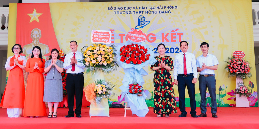 Trường THPT Hồng Bàng đón nhận lẵng hoa tươi thắm từ lãnh đạo Sở GD&ĐT và quận Hồng Bàng. Trường THPT Hồng Bàng đón nhận lẵng hoa tươi thắm từ lãnh đạo Sở GD&ĐT và quận Hồng Bàng.