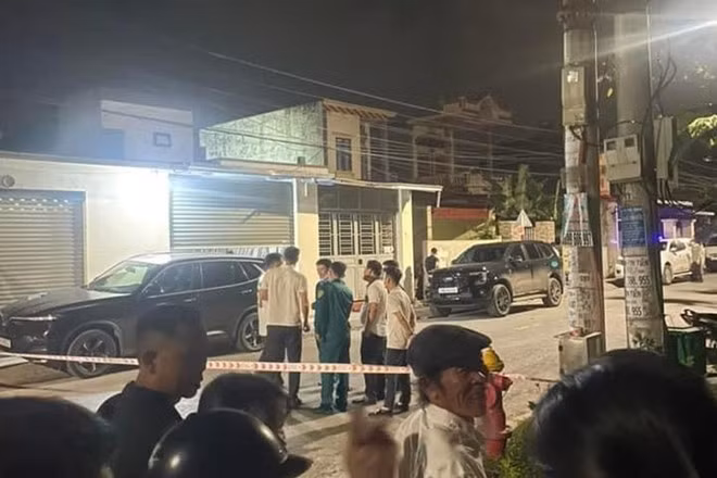 Rất đông người dân có mặt tại hiện trường vào tối 19/4.