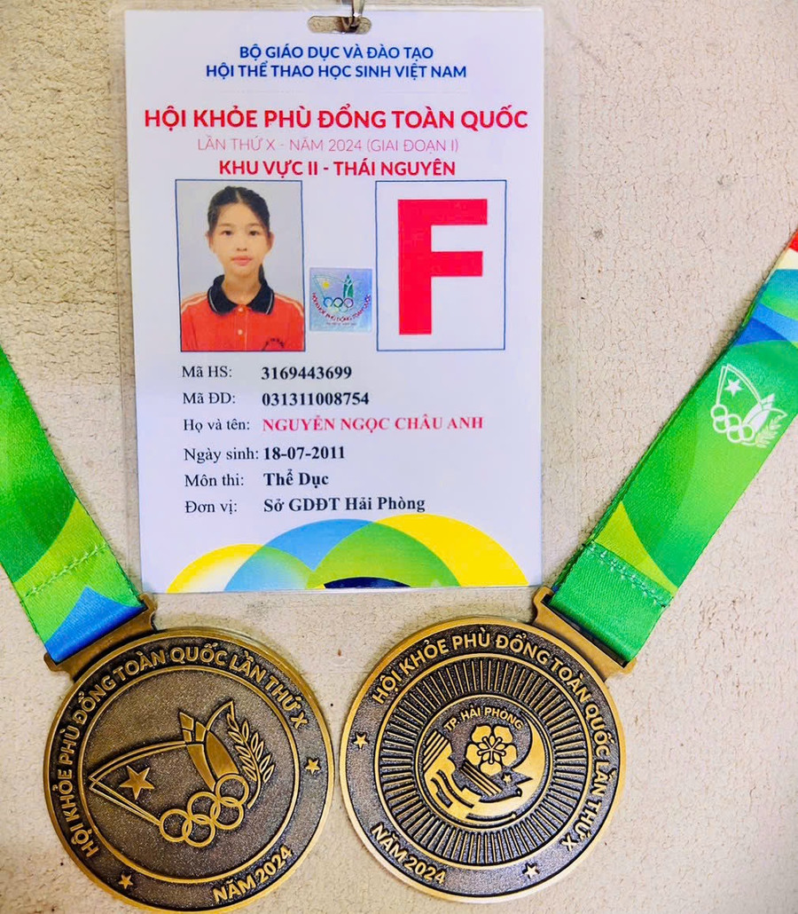 Cô trò Trường THCS Hoàng Diệu, quận Lê Chân, TP Hải Phòng phấn khởi với thành tích tại Hội khỏe Phù Đổng toàn quốc khu vực 2 tại Thái Nguyên. Cô trò Trường THCS Hoàng Diệu, quận Lê Chân, TP Hải Phòng phấn khởi với thành tích tại Hội khỏe Phù Đổng toàn quốc khu vực 2 tại Thái Nguyên.