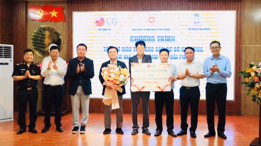 Tập đoàn LG trao tặng 60 máy tính cho Trường THPT Lê Quý Đôn.