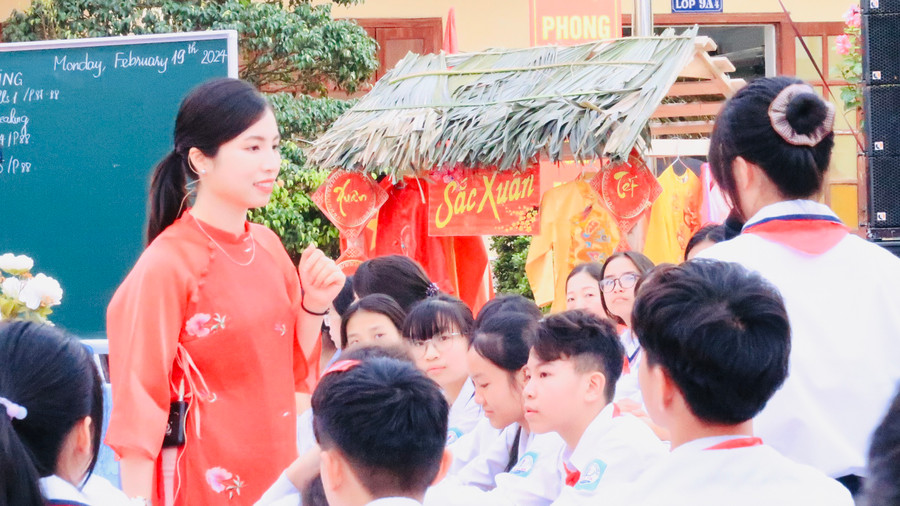 Học sinh rèn kĩ năng nói qua sự tương tác tích cực với cô giáo và các bạn.