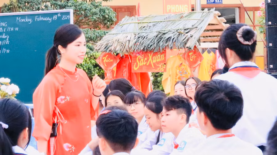 Học sinh rèn kĩ năng nói qua sự tương tác tích cực với cô giáo và các bạn.