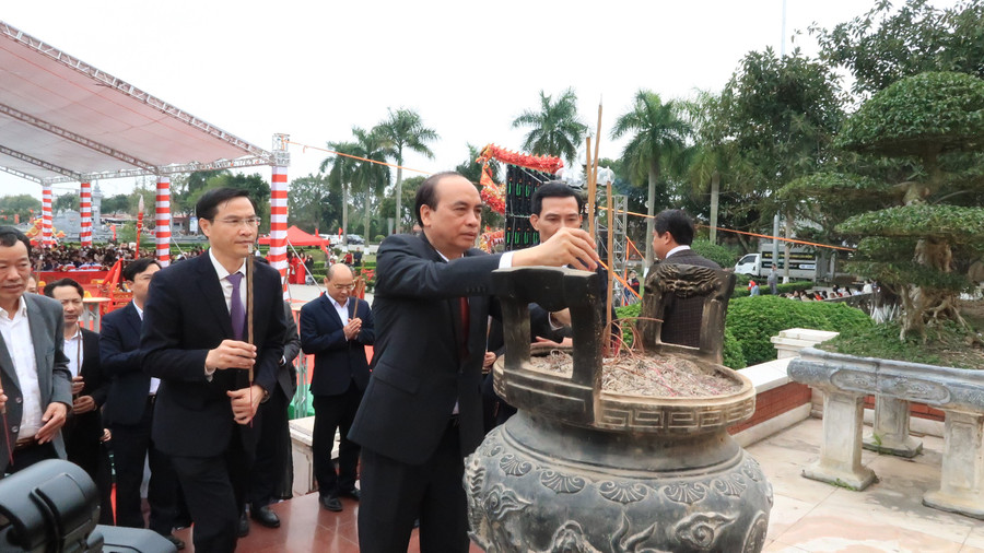 Lãnh đạo Sở GD&amp;ĐT, UBND huyện Vĩnh Bảo dâng hương trước Tượng đài Trạng trình Nguyễn Bỉnh Khiêm.