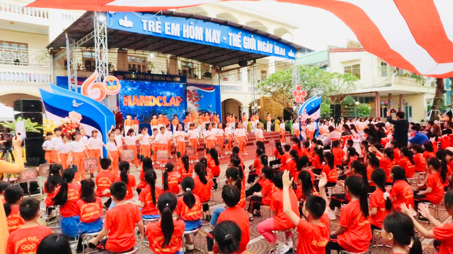 Màn nhảy dân vũ tập thể kết nối yêu thương giữa các em học sinh. Màn nhảy dân vũ tập thể kết nối yêu thương giữa các em học sinh.