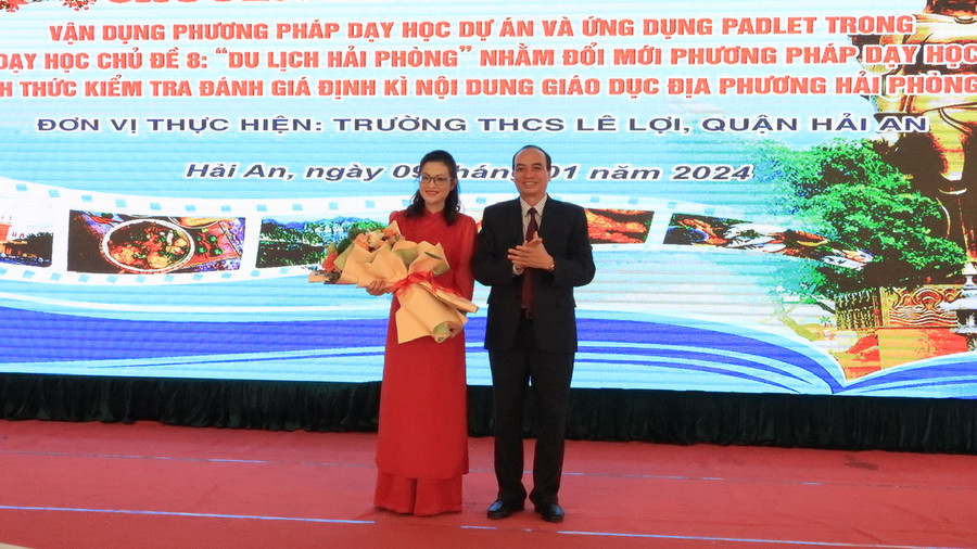Ông Đỗ Văn Lợi- Phó Giám đốc Sở GD&ĐT Hải Phòng tặng hoa giáo viên thực hiện chuyên đề. Ông Đỗ Văn Lợi- Phó Giám đốc Sở GD&ĐT Hải Phòng tặng hoa giáo viên thực hiện chuyên đề.