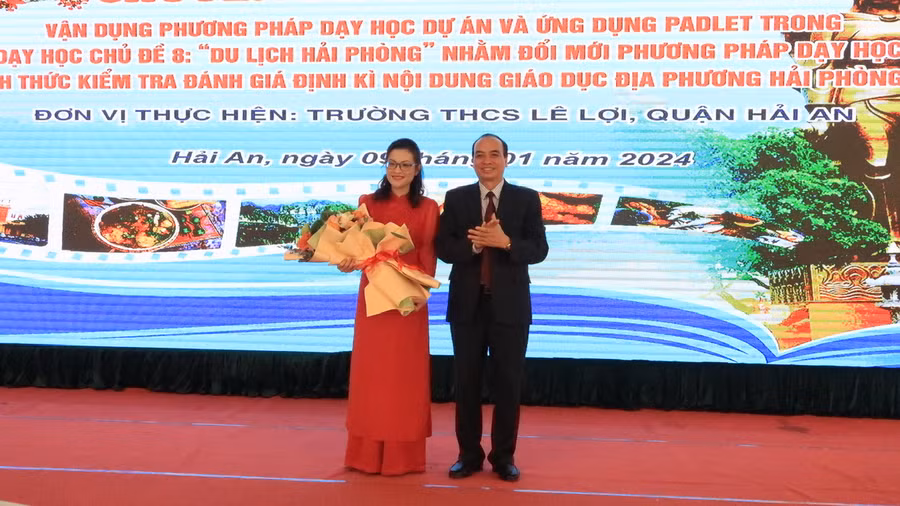Ông Đỗ Văn Lợi- Phó Giám đốc Sở GD&amp;ĐT Hải Phòng tặng hoa giáo viên thực hiện chuyên đề.