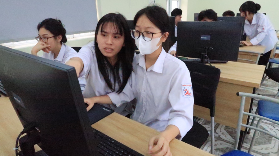 Học sinh lớp 12A5, Trường THPT An Dương kiểm tra thông tin cá nhân trước khi đăng kí dự thi. Học sinh lớp 12A5, Trường THPT An Dương kiểm tra thông tin cá nhân trước khi đăng kí dự thi.