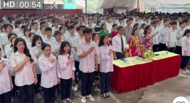 Tập thể cán bộ, giáo viên, nhân viên, học sinh Trường THPT Lương Thế Vinh.