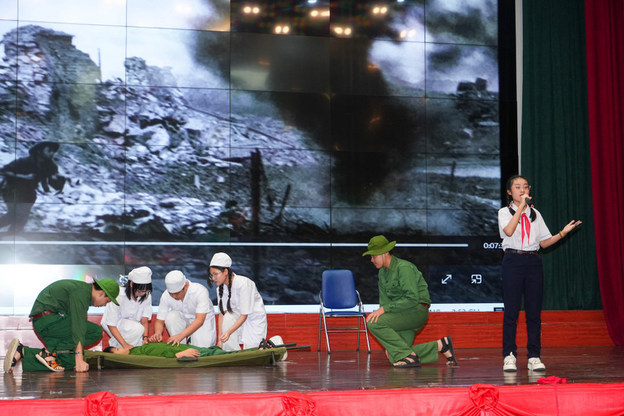 Các đội thi thể hiện tài năng.