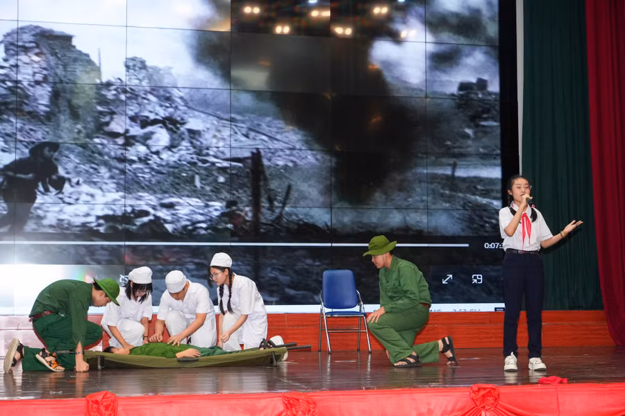 Các đội thi thể hiện tài năng.