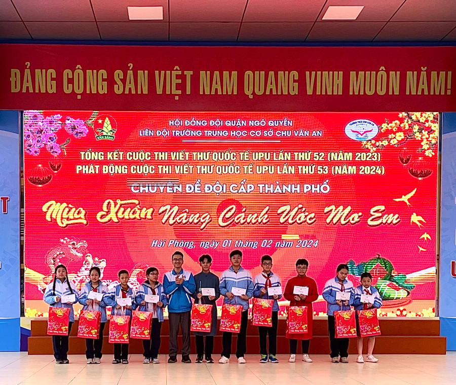 Thành đoàn Hải Phòng trao tặng 10 suất quà cho học sinh tiêu biểu. Thành đoàn Hải Phòng trao tặng 10 suất quà cho học sinh tiêu biểu.