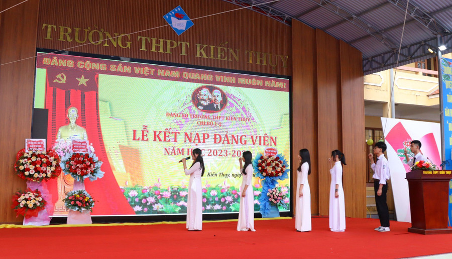 6 Đảng viên trẻ đọc lời tuyên thệ trước cờ Đảng. 6 Đảng viên trẻ đọc lời tuyên thệ trước cờ Đảng.