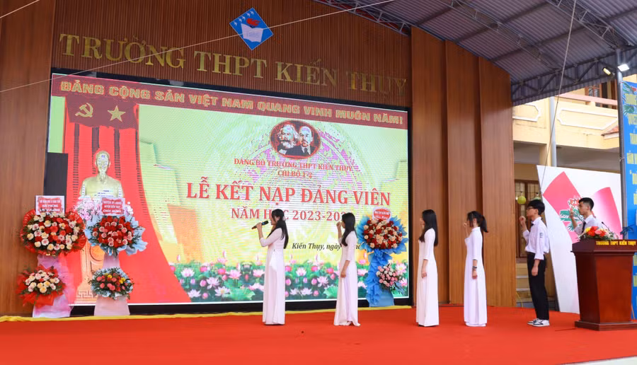 6 Đảng viên trẻ đọc lời tuyên thệ trước cờ Đảng.