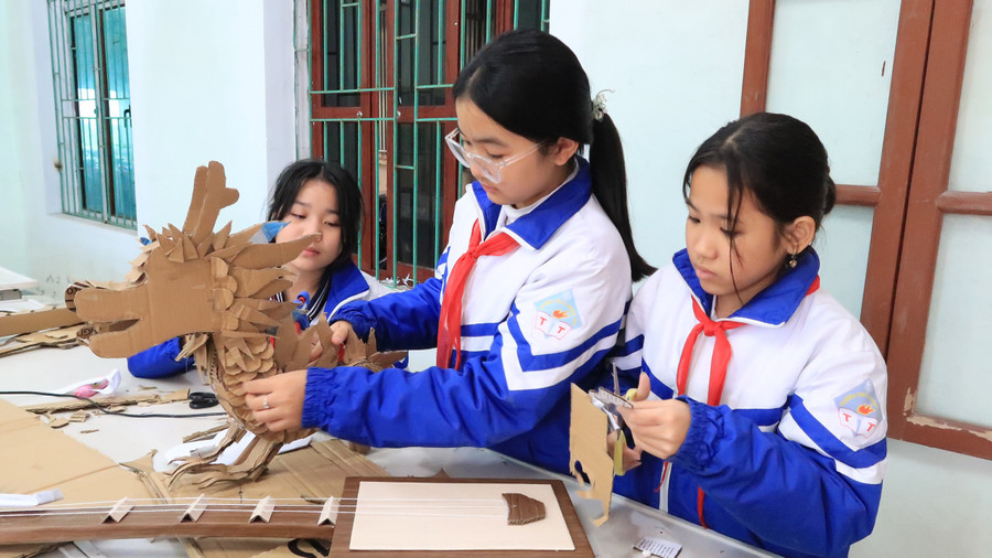 Thành viên CLB Mĩ thuật nhà trường hào hứng với sản phẩm từ vật liệu tái chế.