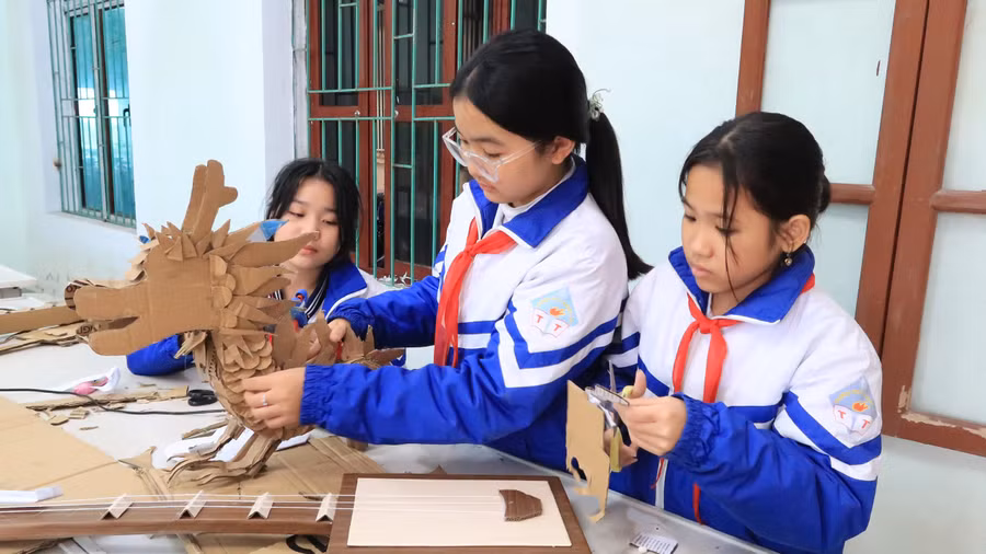 Thành viên CLB Mĩ thuật nhà trường hào hứng với sản phẩm từ vật liệu tái chế.