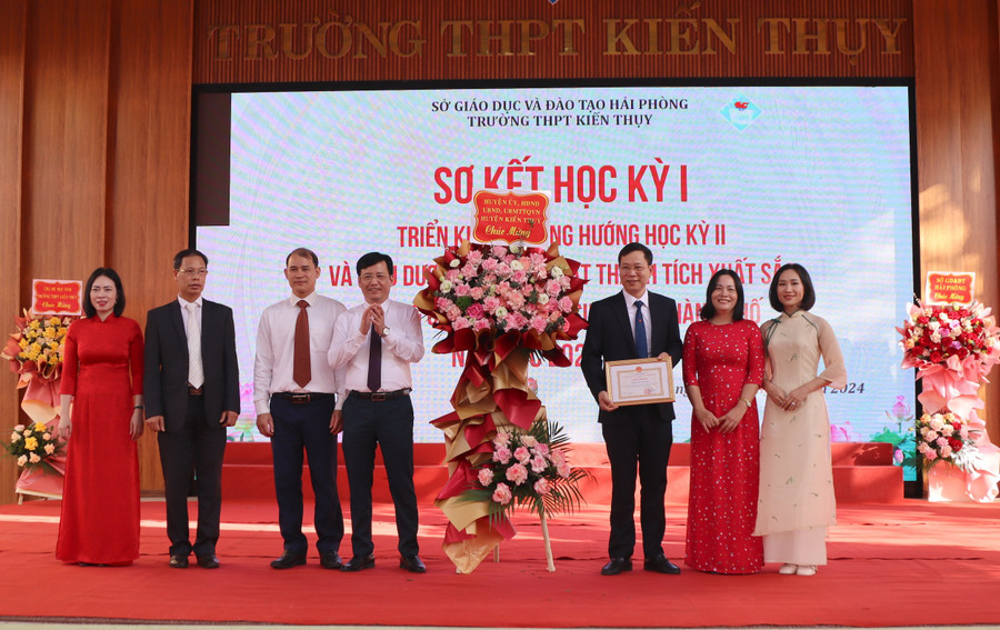 Đảng bộ Trường THPT Kiến Thuỵ vinh dự nhận khen thưởng của Đảng bộ UBND huyện.