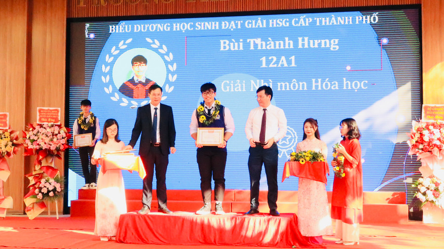 Học sinh đạt thành tích cao được biểu dương, khen thưởng.