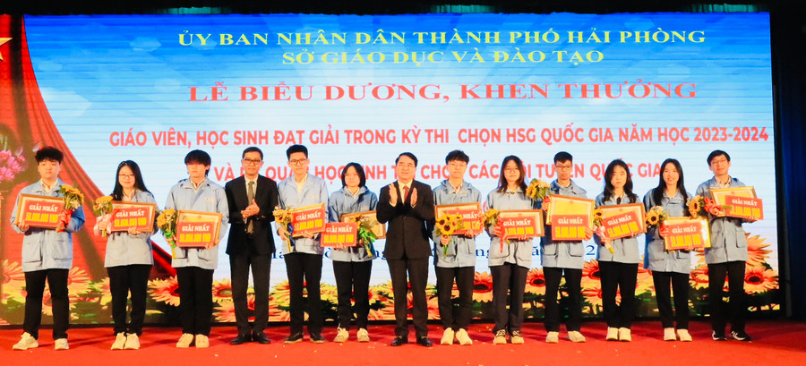 Biểu dương 11. học sinh đạt giải Nhất.