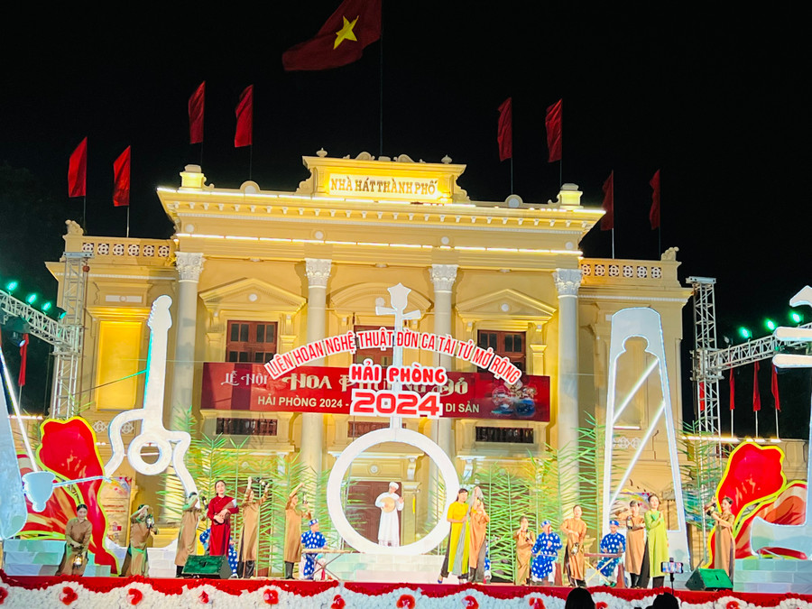 Một loại hình nghệ thuật dân gian độc đáo được biểu diễn phục vụ nhân dân thành phố Cảng. Một loại hình nghệ thuật dân gian độc đáo được biểu diễn phục vụ nhân dân thành phố Cảng.