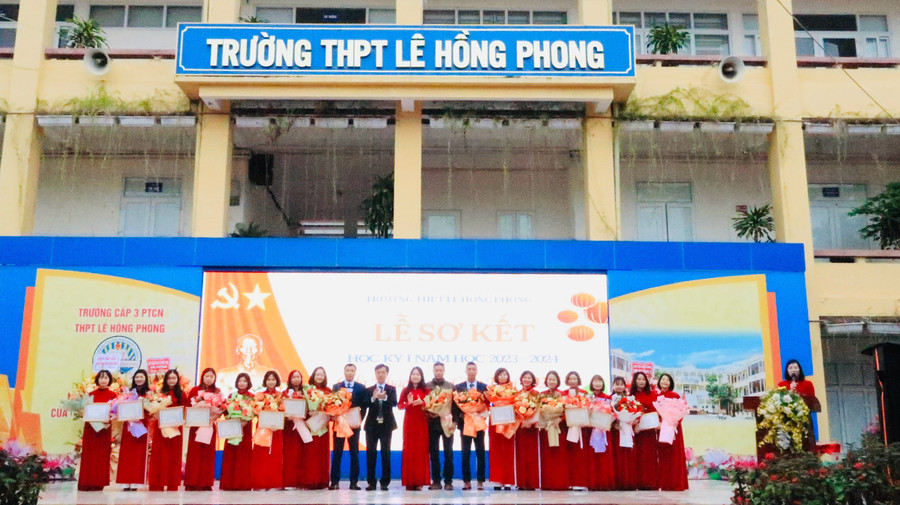 Cán bộ, giáo viên có học sinh đạt giải trong các kì thi được khen thưởng. Cán bộ, giáo viên có học sinh đạt giải trong các kì thi được khen thưởng.